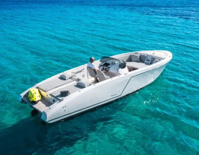 Spacious boat with relaxing area