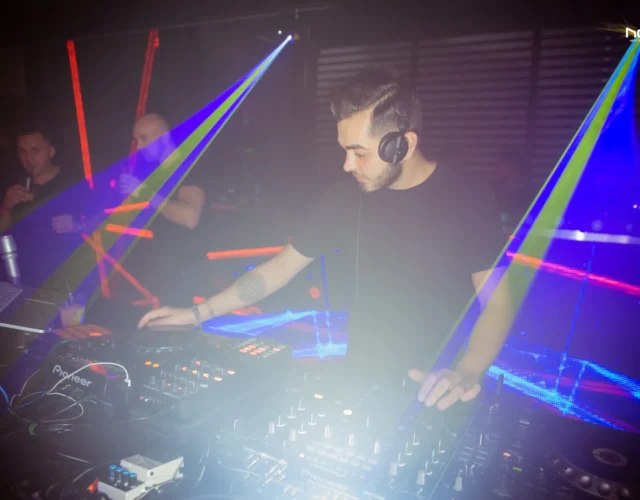 Alex mixing groovy techno house live.