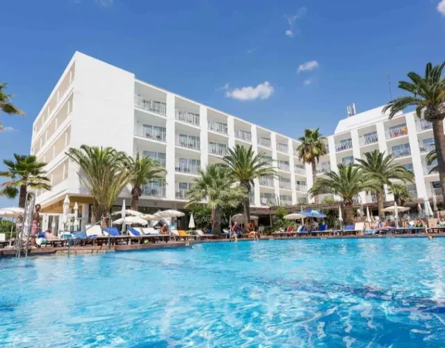 Palmyra Hotel San Antonio behind large pool